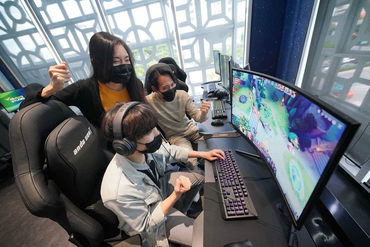 AIS 5G เปิดตัว AIS eSports STUDIO สามย่านมิตรทาวน์